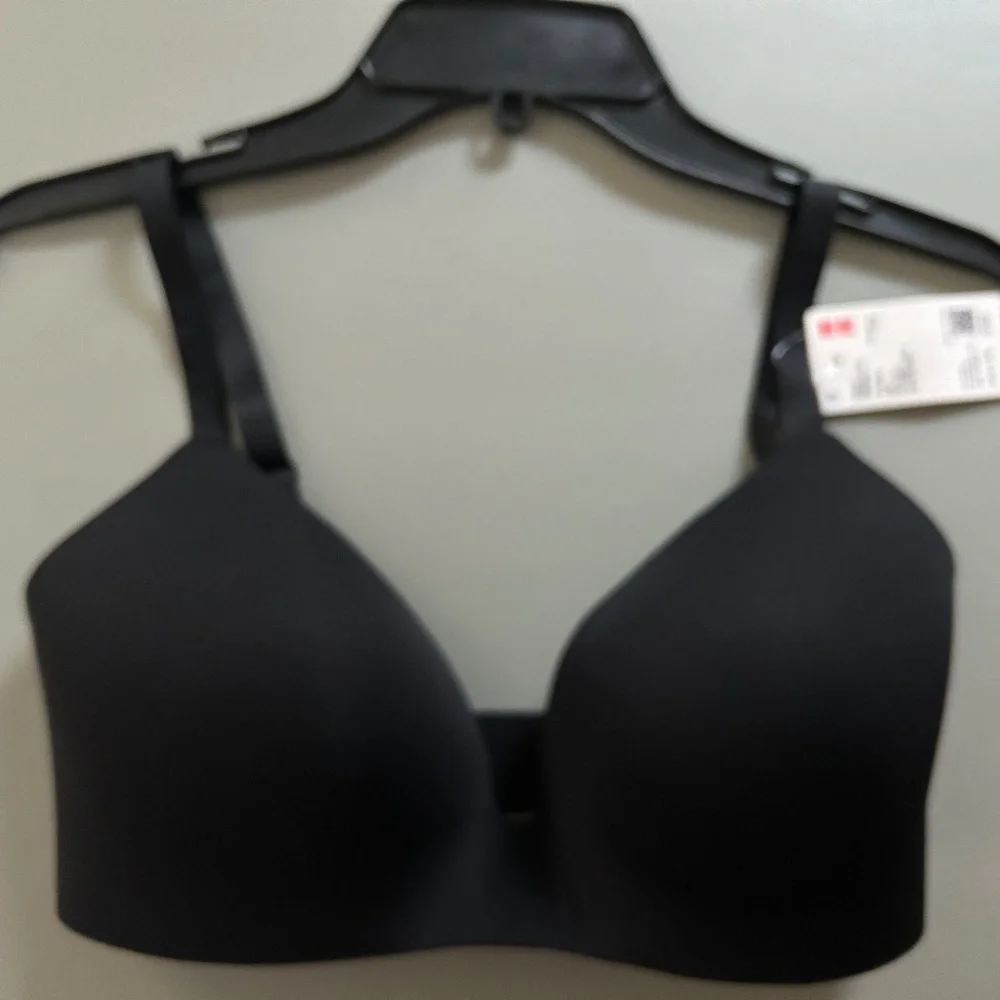 NEW!!! UNIQLO Wireless Bra 3D Hold 34/36 D/DD Cup (BLACK)